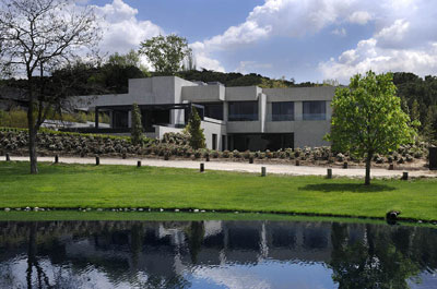 Casa familiar moderna de formas simples