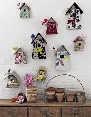 Coloridas minicasas de madera para decorar la pared
