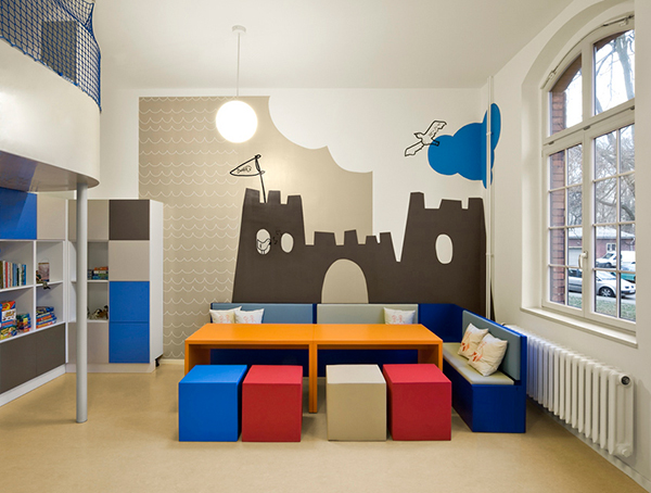 Bellísima habitación infantil de diseño para la sala de un psiquiatría alemán