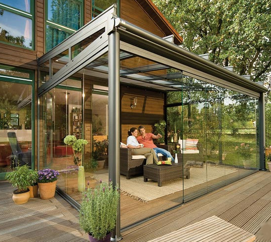 Consigue espacio extra con un patio con paredes de cristal