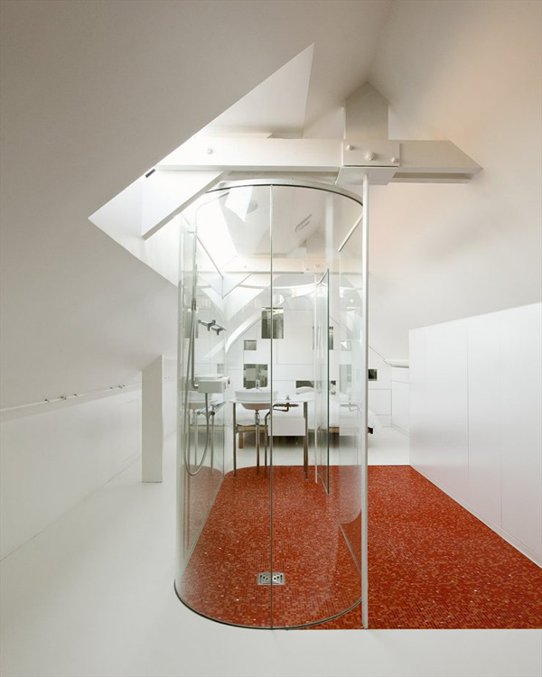 Habitación minimalista con baño de paredes de cristal Habitación minimalista con baño de paredes de cristal