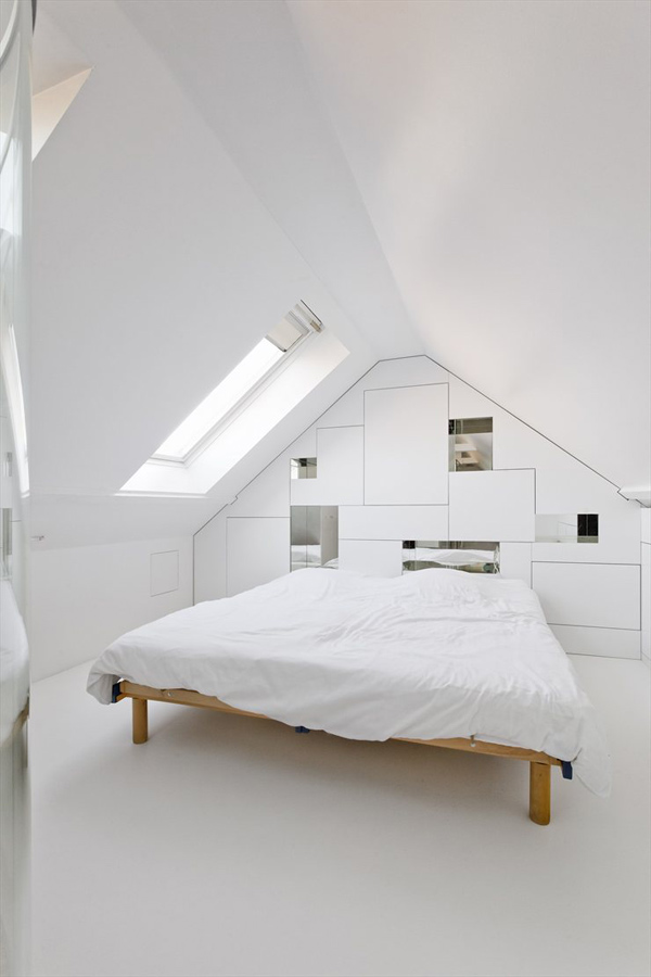 Habitación minimalista con baño de paredes de cristal Habitación minimalista con baño de paredes de cristal