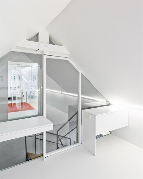 Habitación minimalista con baño de paredes de cristal Habitación minimalista con baño de paredes de cristal