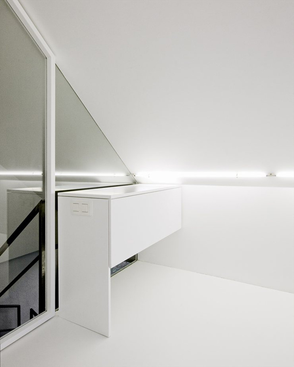 Habitación minimalista con baño de paredes de cristal Habitación minimalista con baño de paredes de cristal