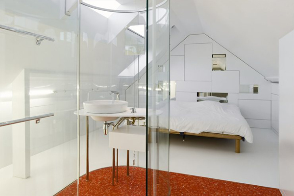 Habitación minimalista con baño de paredes de cristal Habitación minimalista con baño de paredes de cristal