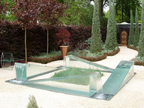 Hermosa fuente de jardín que 'desafía' a la gravedad