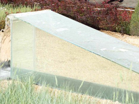 Efecto del agua en la fuente de jardín
