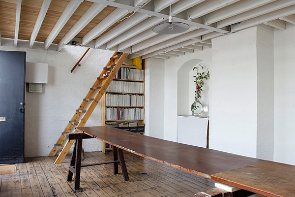 Perspectiva de la escalera de madera y ladrillo rústico