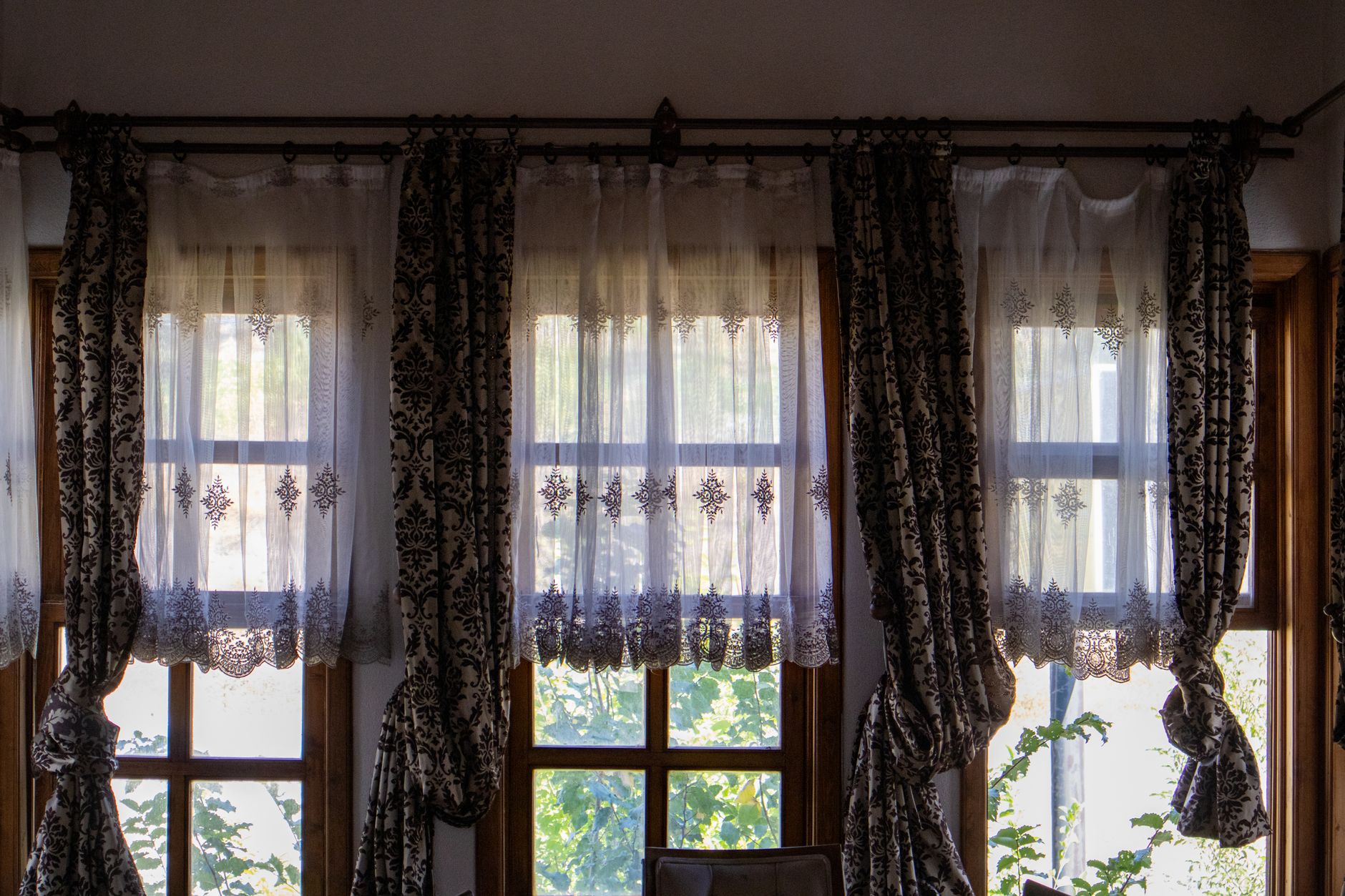 El secreto de las cortinas altas: alarga tus ventanas y amplía tu salón