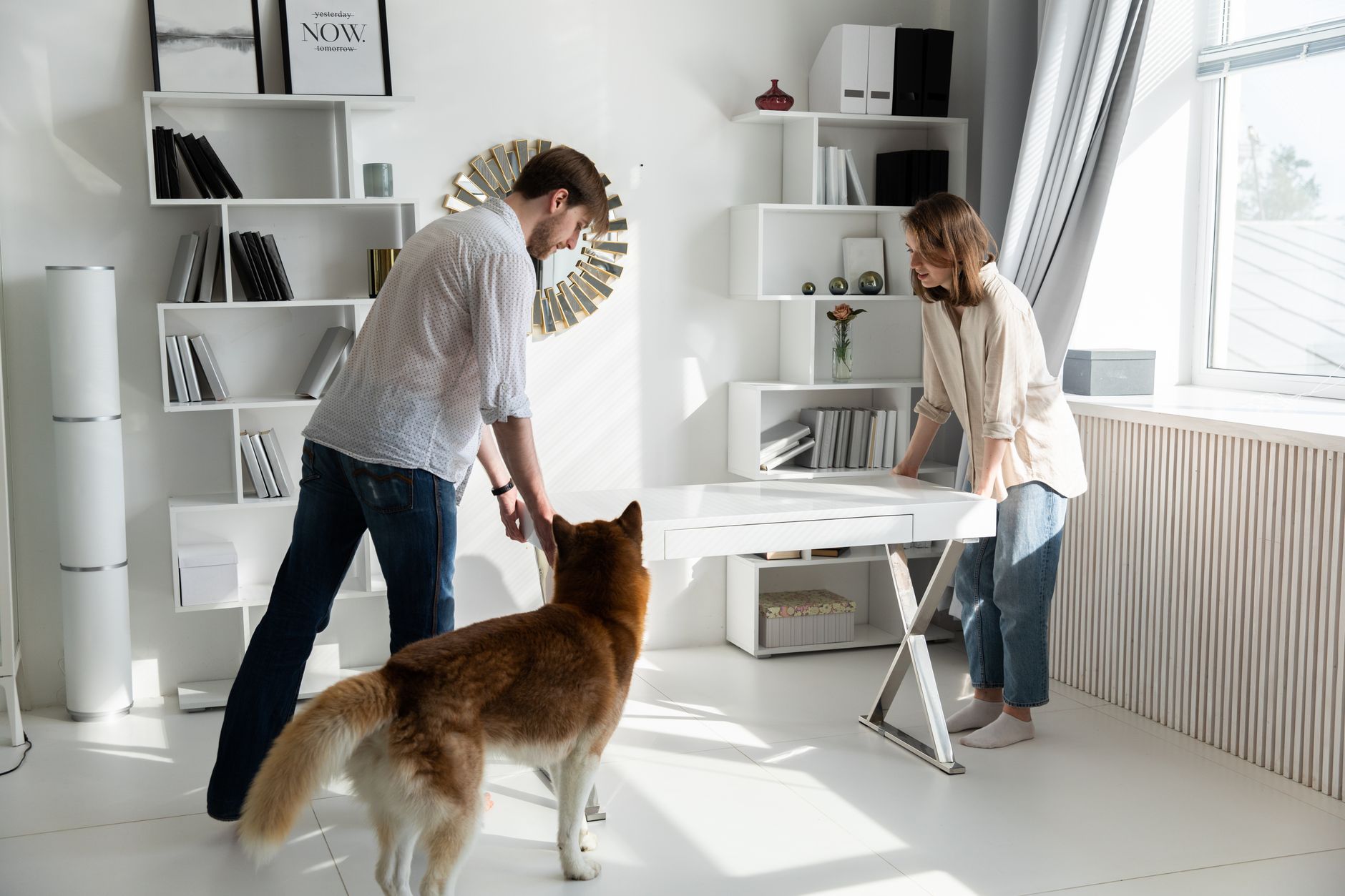 Mueble auxiliar o mesa de centro con una cueva integrada y acolchada para que descanse un perro o gato pequeño.