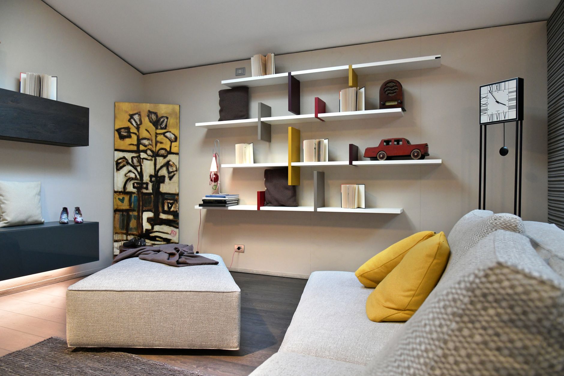 Un sistema de estanterías modulares blancas en un salón moderno, optimizando el almacenamiento vertical y decorativo.