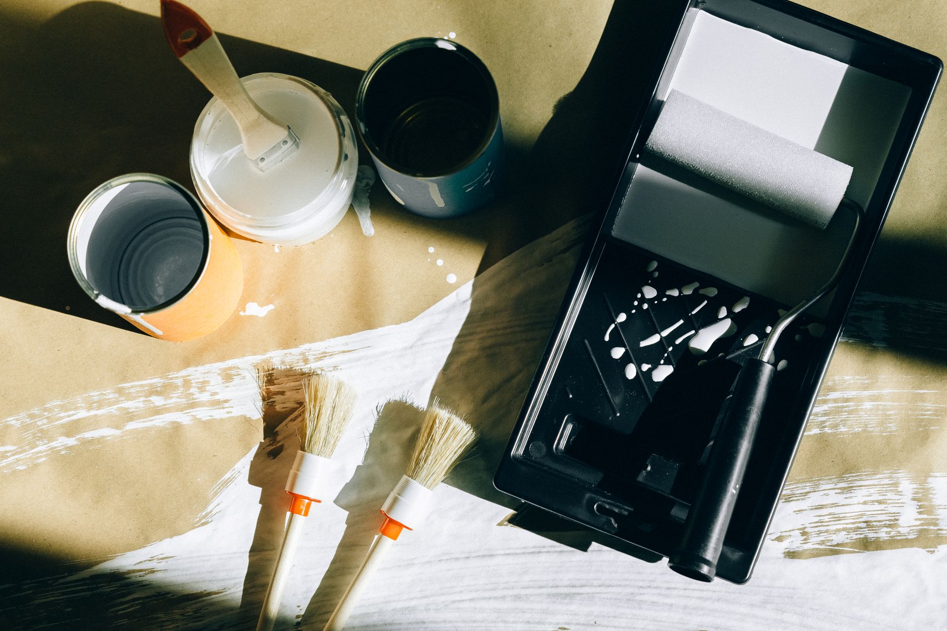 Brochas y rodillos de pintura, bien sellados en bolsas de congelación, almacenados en un congelador para pausas prolongadas del proyecto.