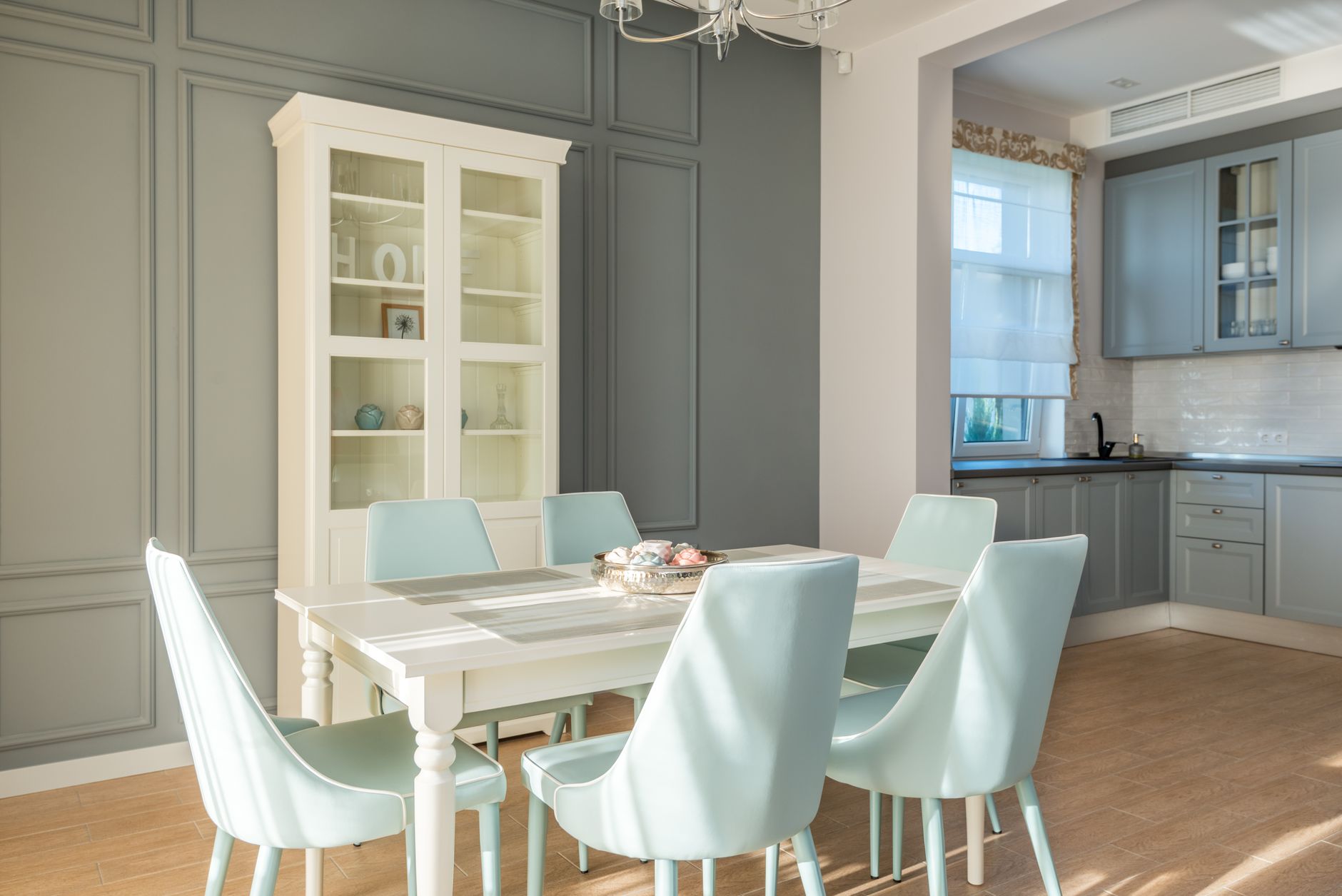 Comedor con una disposición de muebles optimizada, mostrando un flujo mejorado y un espacio amplio.