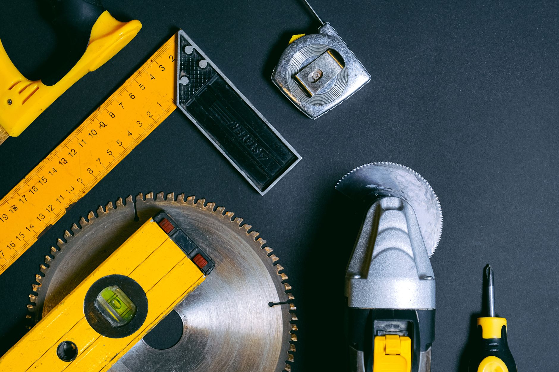 Tu Caja de Herramientas Esencial: Las Herramientas Básicas para tus Proyectos de Decoración DIY