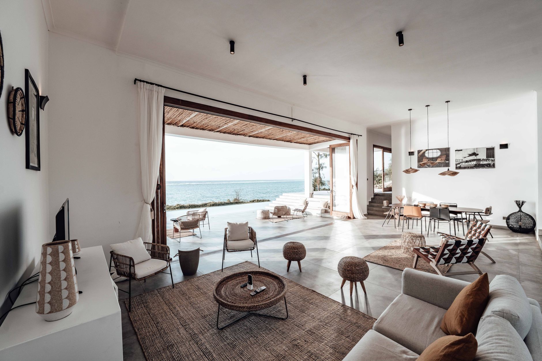 Un salón luminoso y sereno decorado con un estilo costero moderno, con mucha luz natural y una atmósfera relajante.