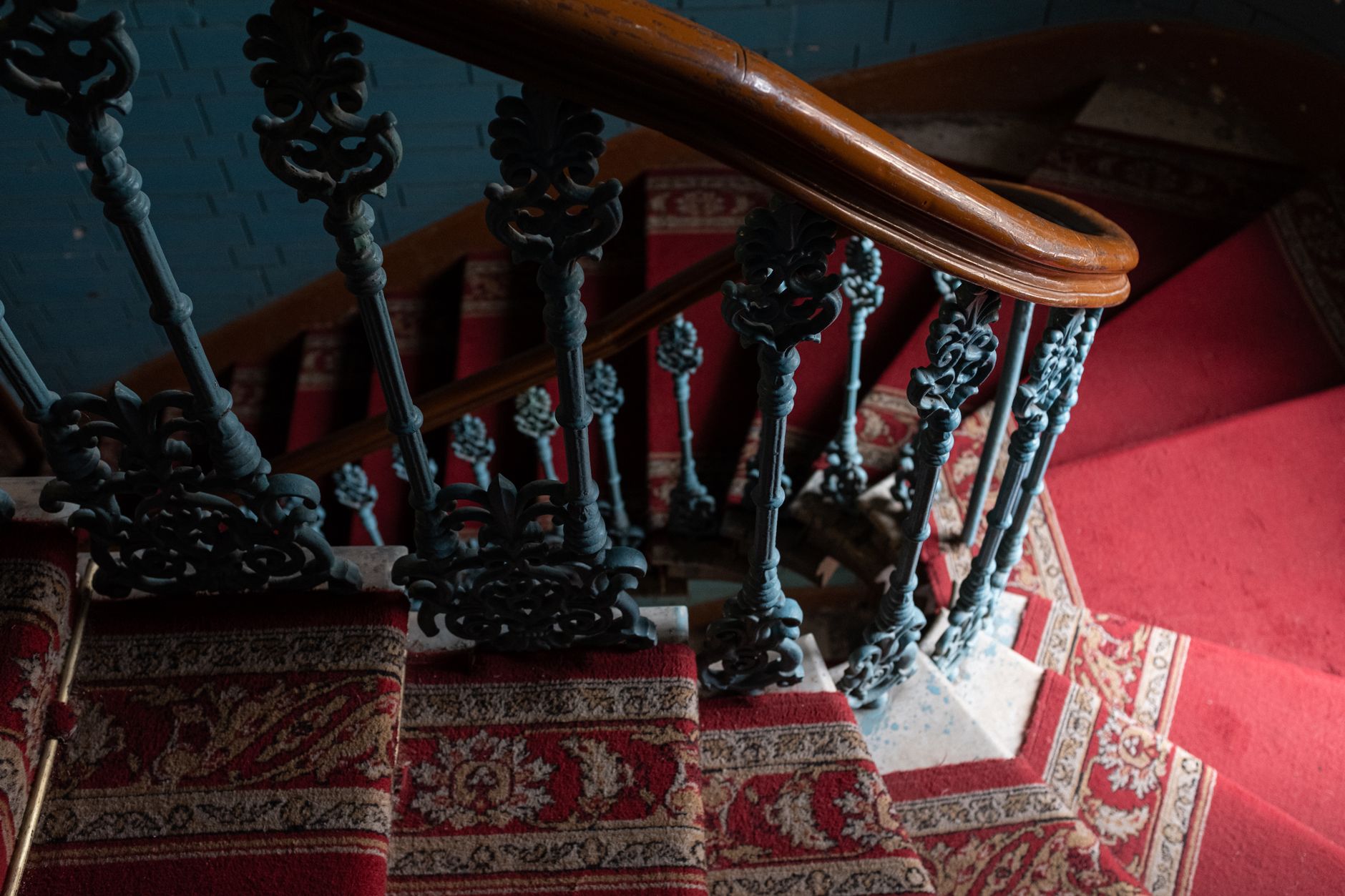 Escalera alfombrada con un tono greige, mostrando una alternativa sofisticada y versátil al beige tradicional.