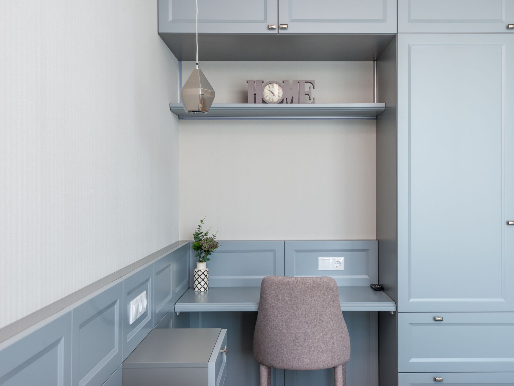 Muebles multifuncionales en una habitación, como un sofá cama o un escritorio plegable, maximizando el espacio.