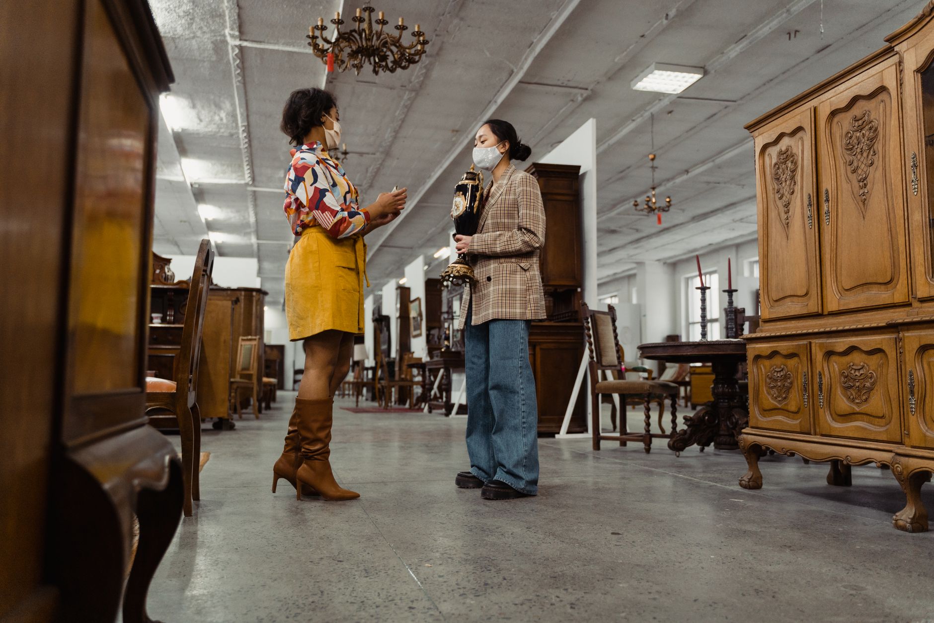 Un mercado de antigüedades con una variedad de muebles vintage y objetos decorativos.