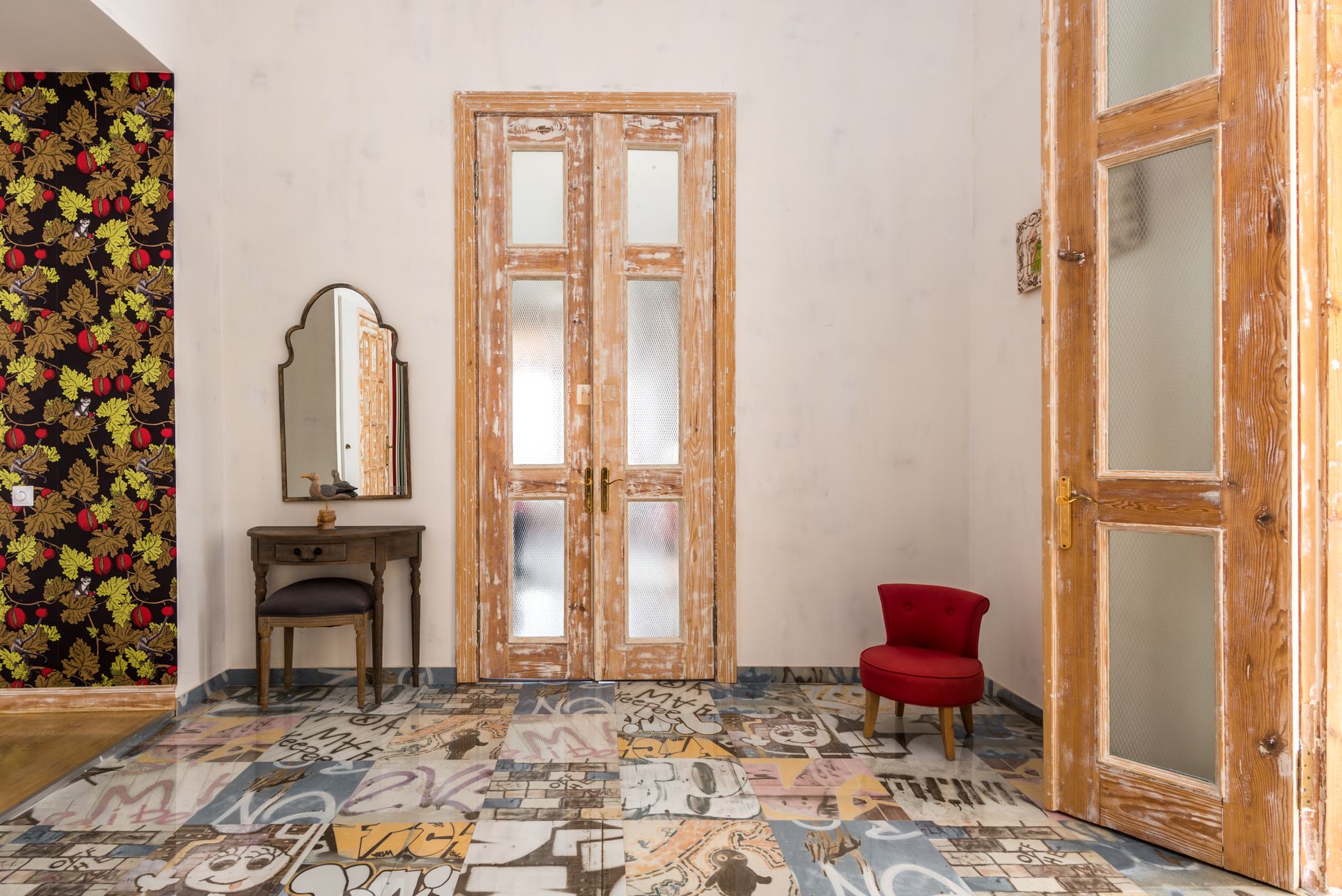 Un espacio del hogar donde diferentes estilos de muebles únicos se integran armoniosamente.