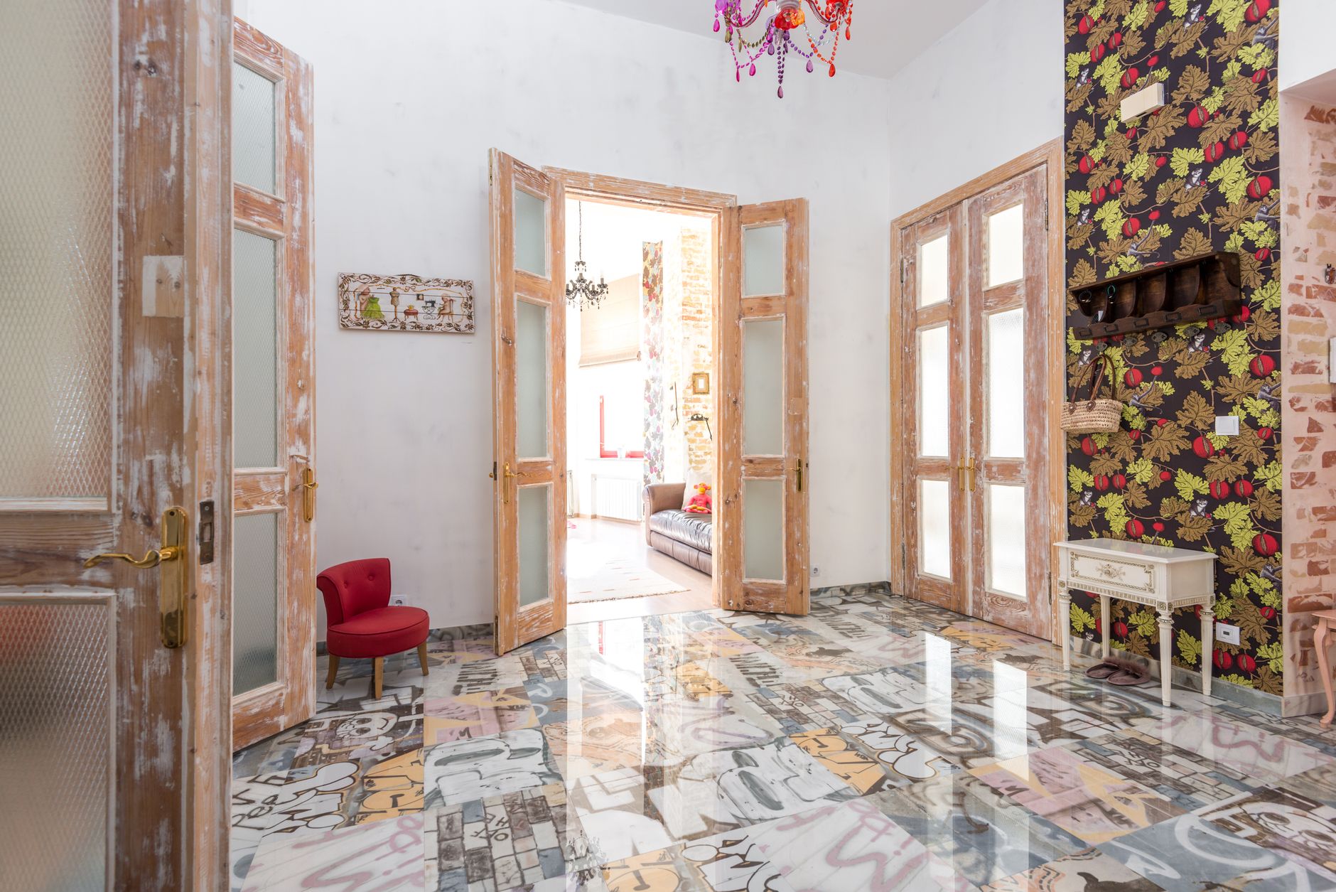 Un salón acogedor decorado con muebles únicos y piezas con carácter.